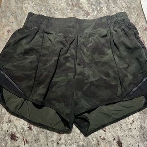 Lululemon Camo Hotty Hot low-Rise Lined Short - Size 8 4”